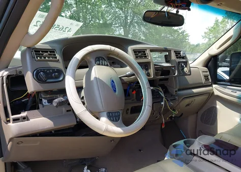 2003 Ford Excursion Limited z USA, uszkodzony, nr VIN 1FMSU43P63EB66720